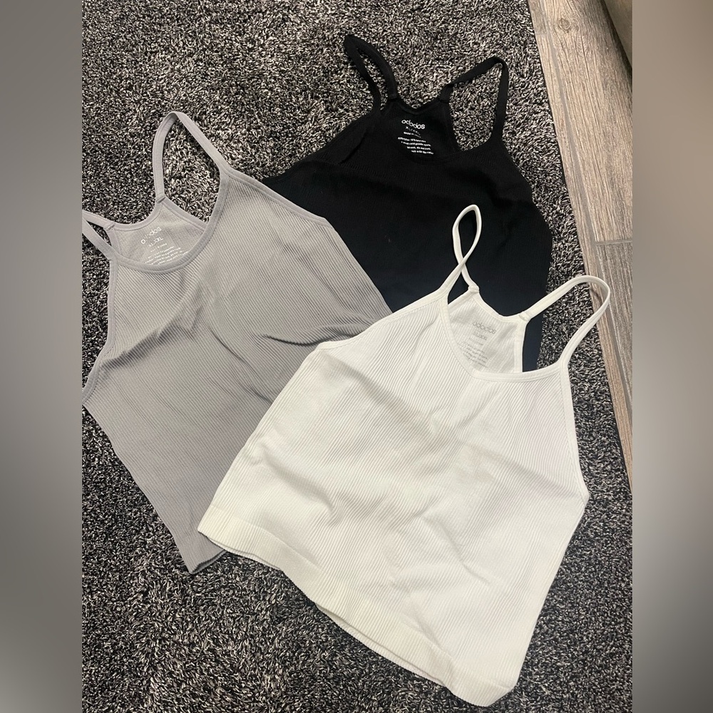 3 women’s crop tank tops